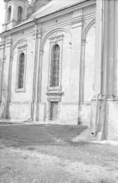 Kościół Wniebowzięcia Najświętszej Maryi Panny - elewacja pd. część zachodnia, portal oraz widoczne pilastry i przyziemie, skan 1