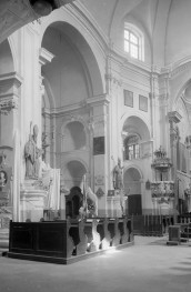 Bazylika mniejsza św. Anny - wnetrze: nawa główna. W głębi widoczna ambona., skan 1