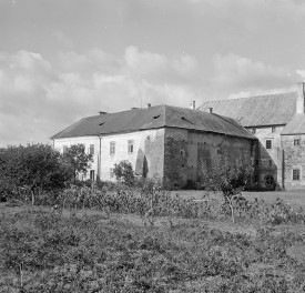 Zespół kościelno-klasztorny cystersów - elewacja od strony płd., skan 1