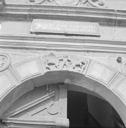 ratusz miejski - elewacja frontowa - portal - zwieńczenie, skan 1