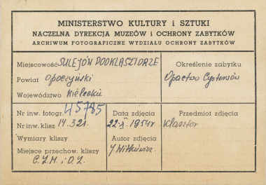 Zespół opactwa cystersów - widok  od  strony płd. na budynek gospodarczy w trakcie remontu - metryczka, skan 1