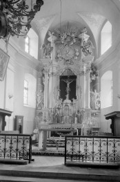 kościół pw. Narodzenia Najświętszej Maryi Panny i św. Michała Archanioła - wnętrze - prezbiterium - ołtarz, skan 1