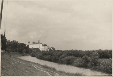Zamek - widok ogólny od strony płd. - zach. , skan 1