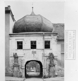 zespół klasztorny - brama na ul. Henryka, skan 1