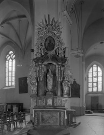 Kościół parafialny pw. Wniebowzięcia NMP i św. Mikołaja - ołtarz boczny N.M.P, fragment sklepienia krzyżowego oraz widoczny maswerk, skan 1