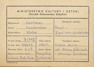 Dwór alkierzowy - widok elewacji głównej od strony płd. - wsch. - metryczka, skan 1