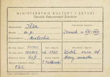Widok od strony miasta na wzgórze zamkowe z ruinami - metryczka, skan 1