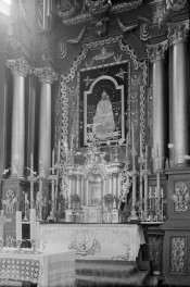 Kościół Trójcy Świętej i Narodzenia Najświętszej Maryi Panny - wnętrze: cząść ołtarza głównego, skan 1