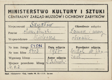 Zespół zamkowy - widok od strony płd. - zach. na mur obronny i Skarbczyk - metryczka, skan 1