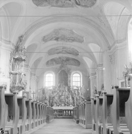 kościół, ob. parafialny pw. św. Dominika - wnętrze: widok na ołtarz główny, skan 1