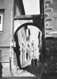zabudowa miejska - fragment z łukiem łączącym kamienice, skan 1