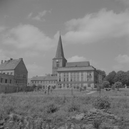 fragment zabudowy miasta w tle kościół pw. Zmartwychwstania Pańskiego - widok od południa, skan 1
