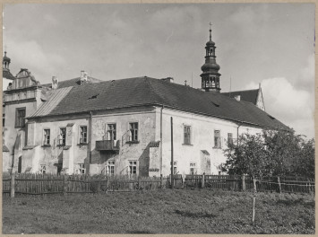 Zespół opactwa Cystersów - klasztor, widok od strony płd. - wsch. na dom opata, skan 1