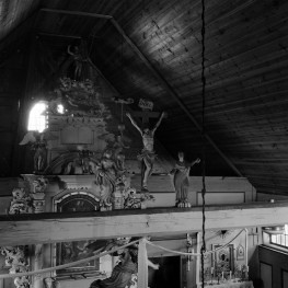 kościół ewangelicki, ob. rzymskokatolicki filialny pw. Matki Boskiej Częstochowskiej - wnętrze: grupa ukrzyżowania na belce tęczowej, skan 1