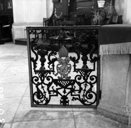 kościół, ob. parafialny pw. św. Jadwigi - wnętrze: fragment balustrady żelaznej między prezbiterium a nawą, skan 1