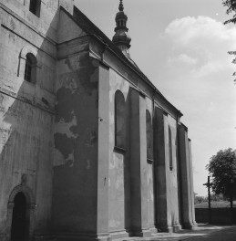 Kościół parafialny pw. św. Stanisława Biskupa - elewacja boczna z przyporami, skan 1