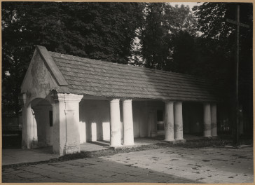 Zespół klasztorny - dziedziniec krużgankowy, fragment krużganków
 , skan 1