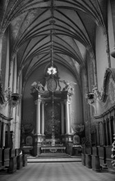 bazylika archikatedralna - wnętrze: nawa główna z widokiem na ołtarz główny, skan 1