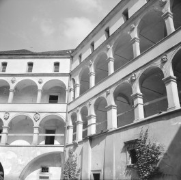 zamek Pieskowa Skała /zamek królewski/ - zamek górny - dziedziniec arkadowy - krużganki - fragment, skan 1