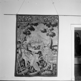 Muzeum Narodowe - Gobelin "Orfeusz zaklinający muzyką zwierzęta". Po prawej stronie nieśmiało za framugi przejścia, widoczna "Amazonka. Portret Izy Boznańskiej" autorstwa Olga Boznańska., skan 1