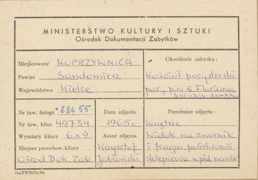Zespół klasztorny - kościół, wnętrze , widok na zwornik w sklepieniu nawy bocznej - metryczka, skan 1