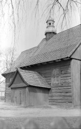 Kościół Wniebowzięcia NMP. Elewacja boczna z widoczną kruchtą. Konstrukcja zrębowa. Dach dwukalenicowy kryty gontem z wieżyczką i sygnaturką., skan 1