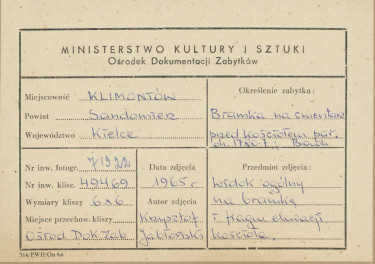 Kościół parafialny - widok ogólny od strony zach. na bramę i fragment kościoła - metryczka, skan 1