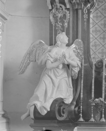 sanktuarium św. Jadwigi Śląskiej - kościół: ołtarz w transepcie, figura anioła, skan 1