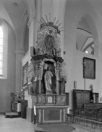 Kościół parafialny pw. Wniebowzięcia NMP i św. Mikołaja - ołtarz boczny p.w. Serca Jezusowego fragment sklepienia krzyżowego oraz widoczny maswerk, skan 1