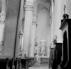 klasztor franciszkanów - kościół pw. Świętej Trójcy - wnętrze - nawa boczna - ołtarz boczny, skan 1