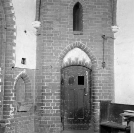 kościół rzymskokatolicki, ob. katedra pw. św. Mikołaja - wnętrze: portal z wieży na chór muzyczny, skan 1