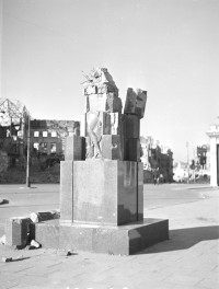 Plac Teatralny. Cokół pomnika Wojciecha Bogusławskiego., skan 1