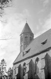 Kościół poewangelicki - wieża kościelna, elewacja prezbiterium z widocznymi przyporami, skan 1