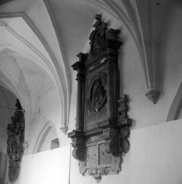 zespół klasztorny dominikanów, kościół pw. Najświętszej Marii Panny, obecnie galeria sztuki EL - wnętrze: krużganki - epitafium, skan 1