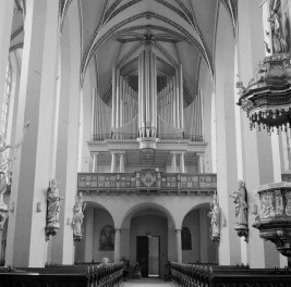 kościół pw. Wszystkich Świętych - wnętrze - nawa główna - chór - organy, skan 1