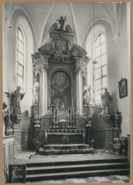Zespół klasztorny - kościół, wnętrze, widok na ołtarz główny, skan 1
