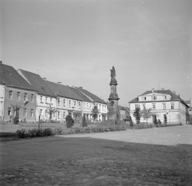 rynek miejski - naroże północno - wschodnie z Kolumną św. Jana Nepomucena, skan 1