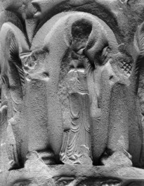 Kościół pw. Świętej Trójcy - nawa główna. Kolumna romańska. Płaskorzeźba., skan 1