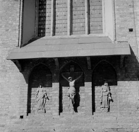 Kościół Wniebowzięcia Najświętszej Maryi Panny - wnęka w ścianie wschodniej w prezbiterium. Płaskorzeźby z sceną ukrzyżowania. Fragment maswerku., skan 1