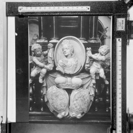 sanktuarium św. Jadwigi Śląskiej - kościół pw. św. Bartłomieja i św. Jadwigi - wnętrze - sarkofag księżnej św. Jadwigi Śląskiej - fragment z wizerunkiem, skan 1