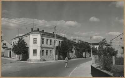 Miasto - widok na domy przy ulicy, skan 1