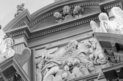 kościół, ob. pw. św. Piotra z Alkantary i św. Antoniego z Padwy - wnętrze: ołtarz główny, część główna, skan 1