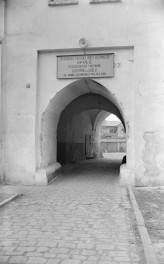 zamek - brama zamkowa - od strony ulicy, skan 1