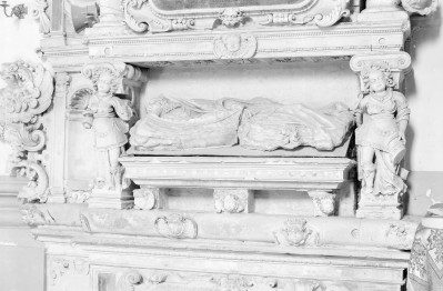 Kościół Wniebowzięcia Najświętszej Maryi Panny - wnętrze: nawa boczna z ołtarzem i nagrobkiem Anny Uchańskiej., skan 1