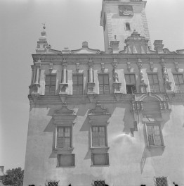 Ratusz - elewacja północna. Bogato zdobiona attyka na wysokości drugiego piętra. Boniowany fryz, rząd ozdób w postaci sterczyn, szczycików i wolut. Wieża zdobiona boniowaniem. Zegar na wieży i nakryta tarasem widokowym kamienna balustrada., skan 1