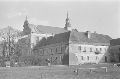 klasztor, kościół, ob. parafialny pw. Imienia Jezus - elewacja południowa, skan 1