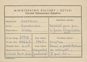 Kościół parafialny - widok na portal z prezbiterium do zakrystii - metryczka, skan 1