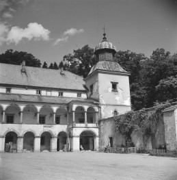 zamek Komorowskich - dziedziniec arkadowy - fragment z wieżą północną, skan 1
