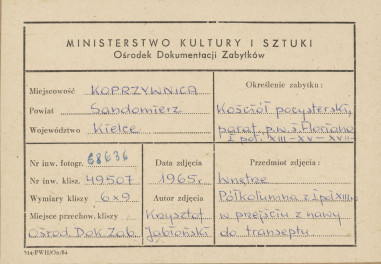 Zespół klasztorny - kościół, wnętrze ,  widok na półkolumnę w przejściu z nawy do transeptu - metryczka, skan 1