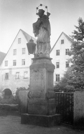 figura św. Jana Nepomucena nad rzeką Włodzicą - widok od frontu, skan 1
